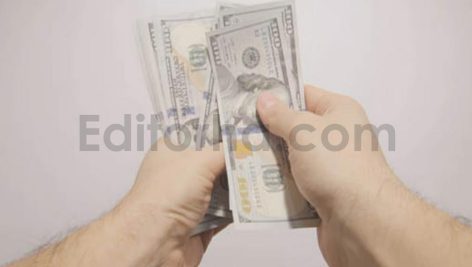 دانلود فوتیج ویدیویی پول، شمارش اسکناس صد دلاری