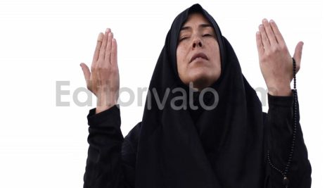دانلود فوتیج ویدیویی زن چادری در حال دعا