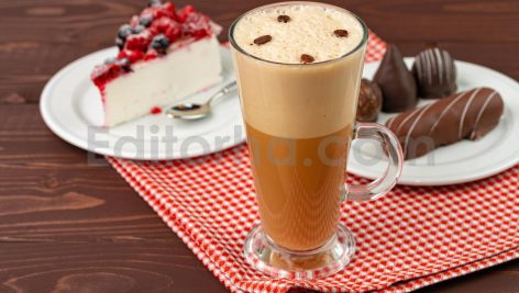 دانلود عکس قهوه لاته و چیز کیک توت