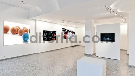 موکاپ گالری هنری دیواری2