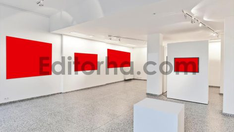 موکاپ گالری هنری دیواری3