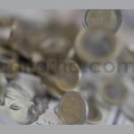 انداختن پول خورد روی دلار
