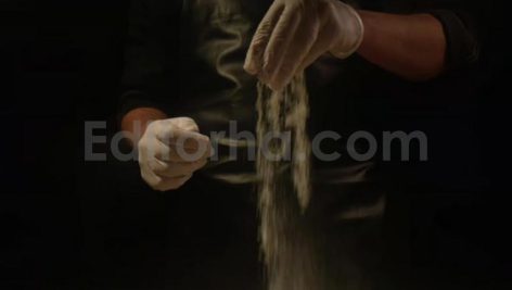 حرکت آهسته ریختن آرد