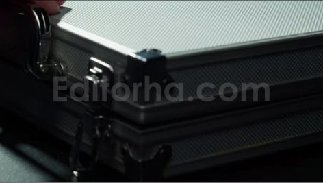 فوتیج چمدان فلزی پر از دلار