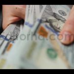 فوتیج زن در حال شمردن دلار