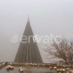 دانلود فوتیج روز بارانی در لالیش، کردستان عراق، مشرف به مناره های معبد ایزدی