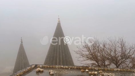 دانلود فوتیج روز بارانی در لالیش، کردستان عراق، مشرف به مناره های معبد ایزدی