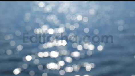 فوتیج زیبا از درخشش روشن و محو نور خورشید بر سطح موج‌دار آب
