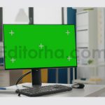 فوتیج کروماکی کامپیوتر اداری با صفحه سبز
