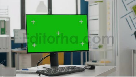فوتیج کروماکی کامپیوتر اداری با صفحه سبز