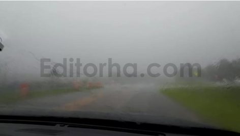 فوتیج نمایی از بارش شدید باران و حرکت سریع برف پاک کن ماشین