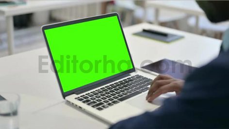 فوتیج پرده سبز کار با لپ تاپ
