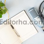 عکس با مفهوم پادکست، میکروفون، هدفون و دفتر