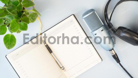 عکس با مفهوم پادکست، میکروفون، هدفون و دفتر