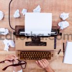 عکس ماشین تحریر قدیمی روی میز چوبی