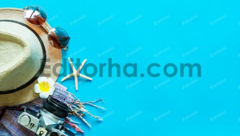 عکس مفهومی سفر؛ دوربین، عینک آفتابی؛ کلاه و ستاره دریایی